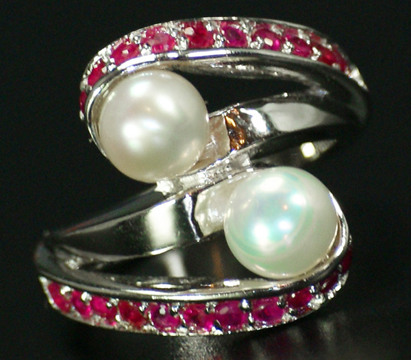 Изящное кольцо с жемчугом и сапфирами