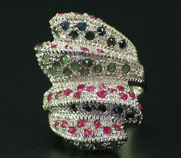 Оригинальное широкое кольцо с самоцветами