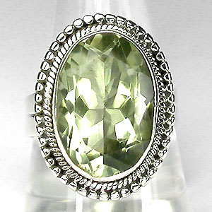 Стильное кольцо с зеленым аметистом