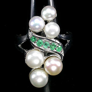 Элегантное кольцо с жемчугом и изумрудами