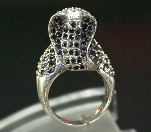 Кольцо-скульптура "Кобра" с синими сапфирами