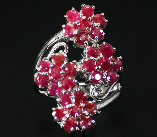 Кольцо с "цветками" ярких сапфиров