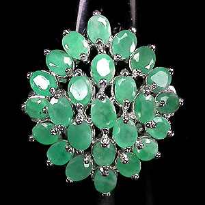 Эффектное кольцо с изумрудами