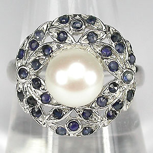 Ажурное кольцо с жемчужиной и сапфирами