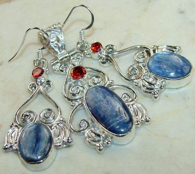 Эффектный комплект с кианитами