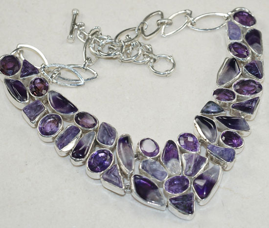 Превосходное колье с аметистами и чароитом