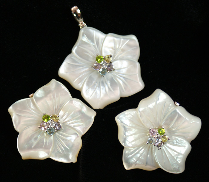 Перламутровый комплект с самоцветами