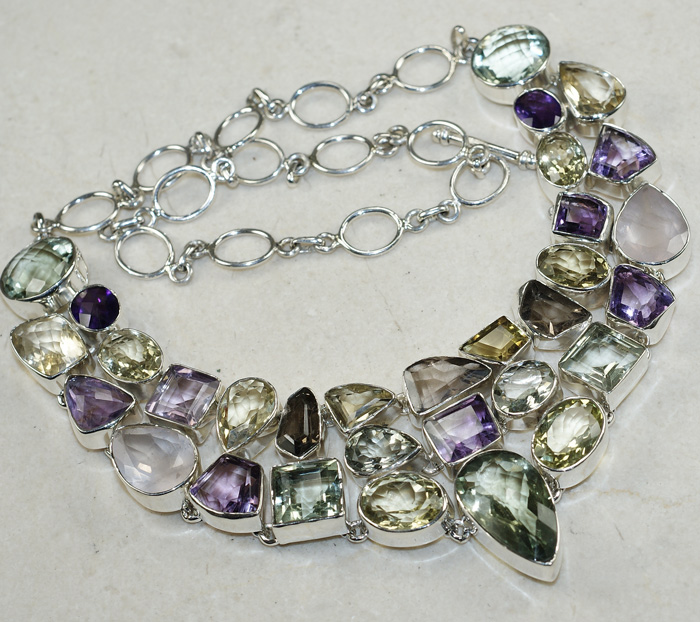 Великолепное колье с самоцветами