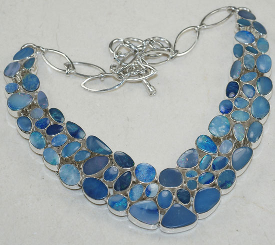 Колье с австралийскими опалами