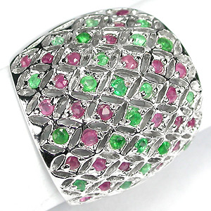 Широкое кольцо с изумрудами и рубинами