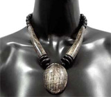 Экстравагантное колье ручной работы с элементами из черного дерева