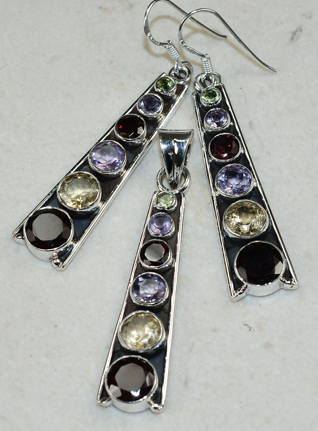 Стильный комплект с самоцветами