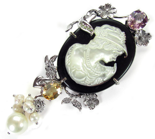 Перламутровая камея на ониксе с жемчугом и самоцветами