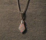 Кулон с белым опалом на цепочке