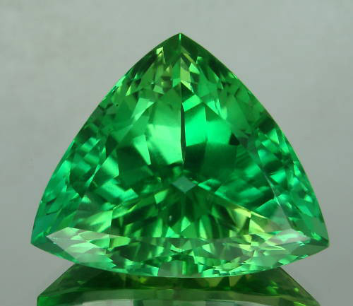 Изумительный чистейший зеленый кунцит 70,6 карат