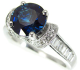 Роскошное кольцо с крупным синим сапфиром и бриллиантами Золото