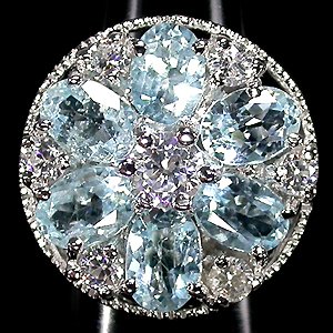 Прелестное кольцо с нежно-голубыми топазами