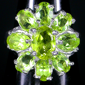 Яркое кольцо с перидотами