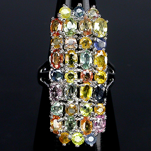 Крупное кольцо с разноцветными сапфирами