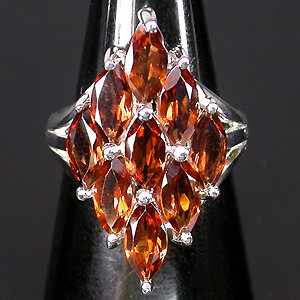 Кольцо с оранжевыми гранатами