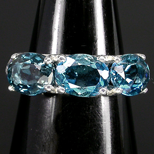 Элегантное кольцо с топазами и сапфирами