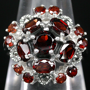 Эффектное кольцо с гранатами