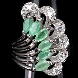 Элегантное кольцо с изумрудами