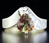 Кольцо со сфеном и бриллиантами Золото