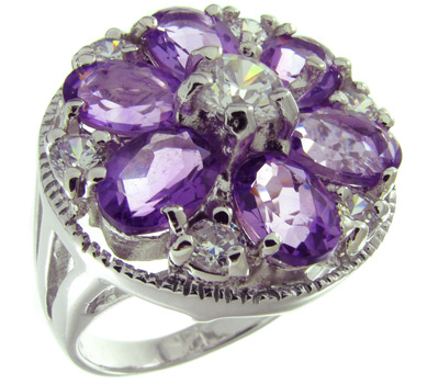 Эффектное кольцо с аметистами
