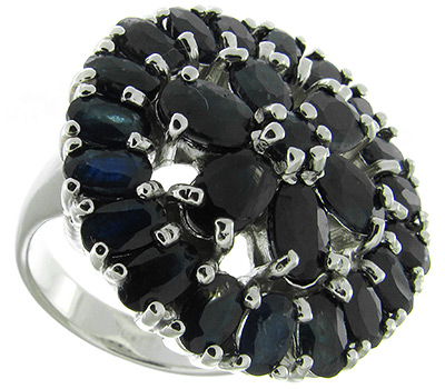 Крупное кольцо с насыщенно-синими сапфирами