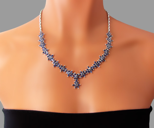 Колье с цветками синих сапфиров