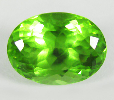 Яркий перидот 4,2 карат