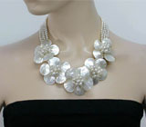 Колье с "цветками" из кремового перламутра и жемчуга Серебро 925