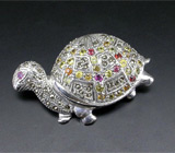 Брошь «Черепаха» с разноцветными сапфирами и рубинами Серебро 925
