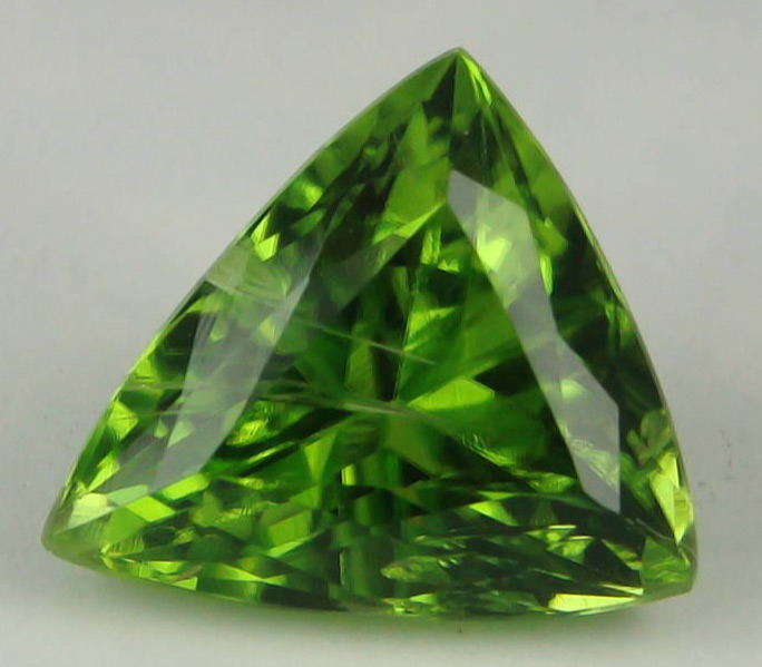 Замечательный  яркий перидот 3,2 карат