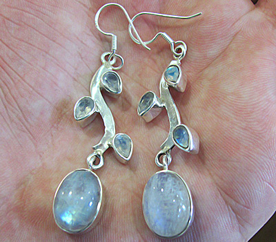 Изящные серьги с лунным камнем