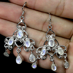 Эффектные серьги с лунным камнем