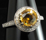 Кольцо с золотистым сфеном и бриллиантами Золото