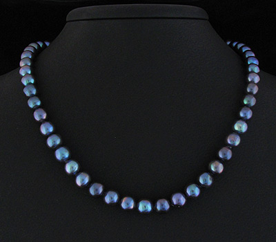 Ожерелье из цветного жемчуга с титановым и стальным отливом