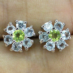 Прелестные пусеты с перидотами и топазами