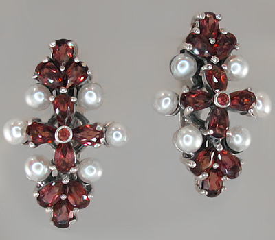 Эффектные серьги с гранатами и жемчугом
