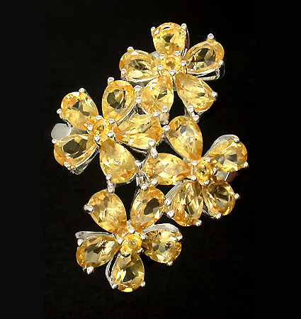 Кольцо с цветками из золотистых цитринов