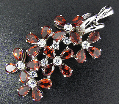 Кулон из коллекции «Sunshine» с гранатами