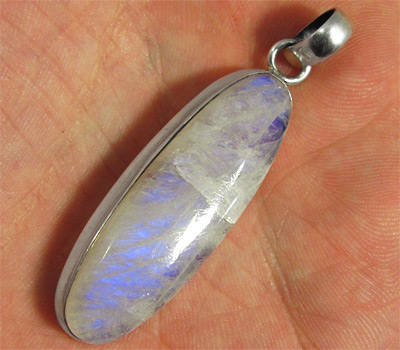 Стильный кулон с лунным камнем