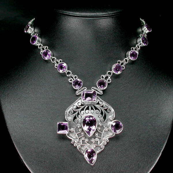Эффектное колье с аметистами