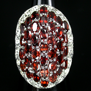 Роскошное кольцо с гранатами