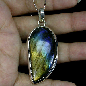 Эффектный кулон с лабрадоритом