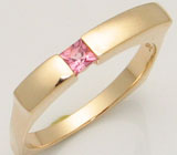 Стильное кольцо с розовым сапфиром Золото