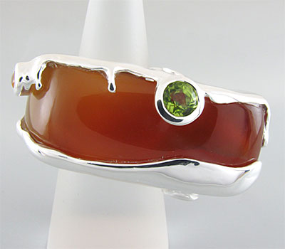 Кольцо с корнелианом и самоцветами