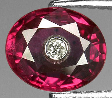 Пурпурный сапфир с бриллиантом